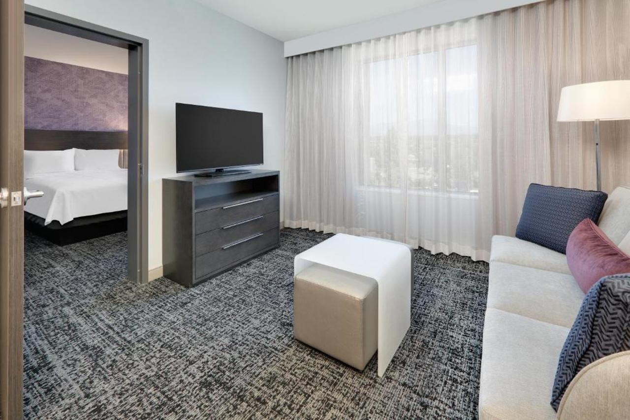 Luxe Grand Hotel Apartments Sharjah Exteriör bild Living room