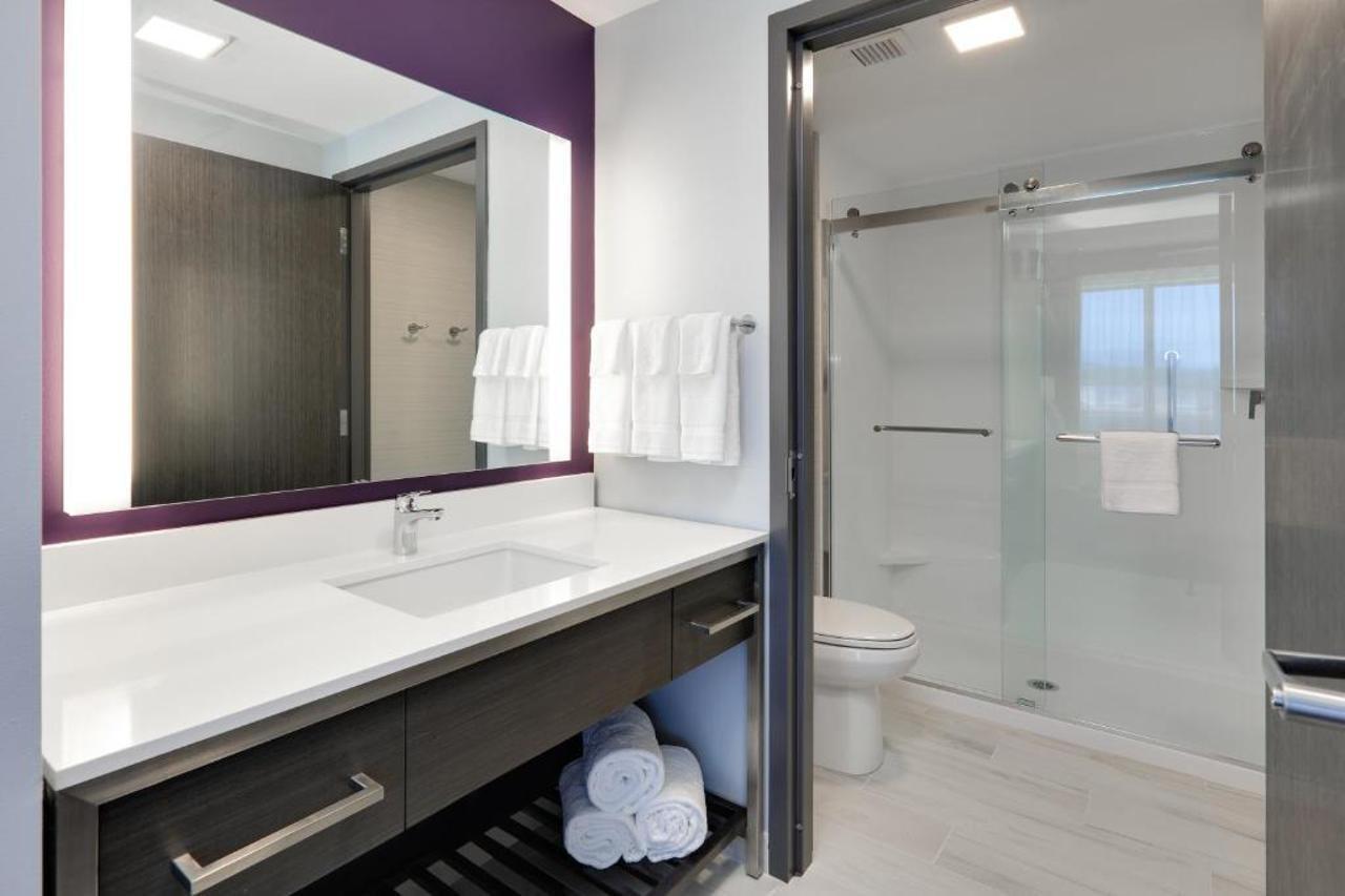 Luxe Grand Hotel Apartments Sharjah Exteriör bild A bathroom in a typical hotel room
