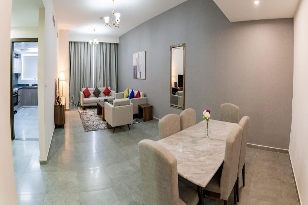 Luxe Grand Hotel Apartments Sharjah Exteriör bild A living room in a typical apartment