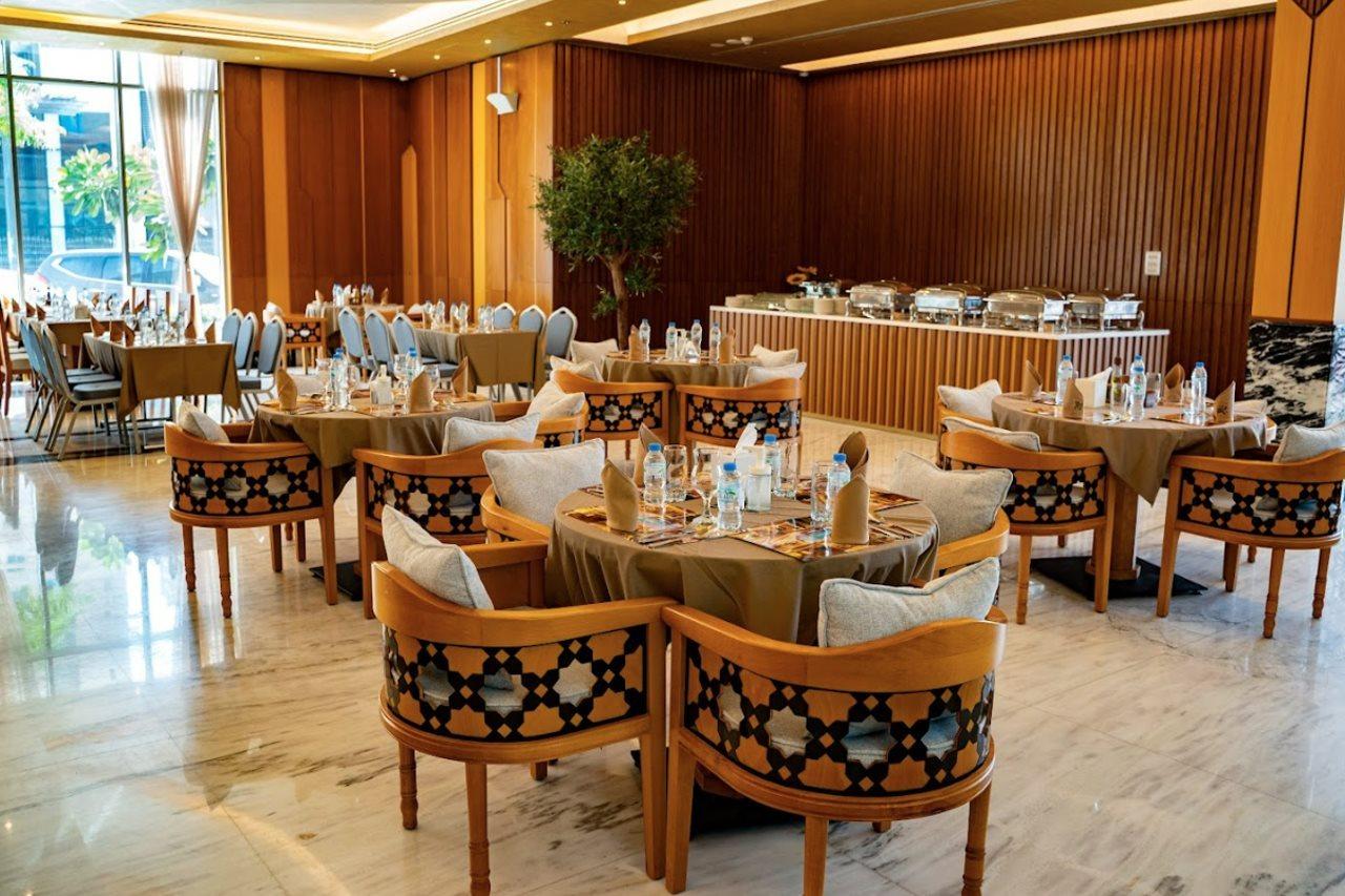 Luxe Grand Hotel Apartments Sharjah Exteriör bild The restaurant at the hotel