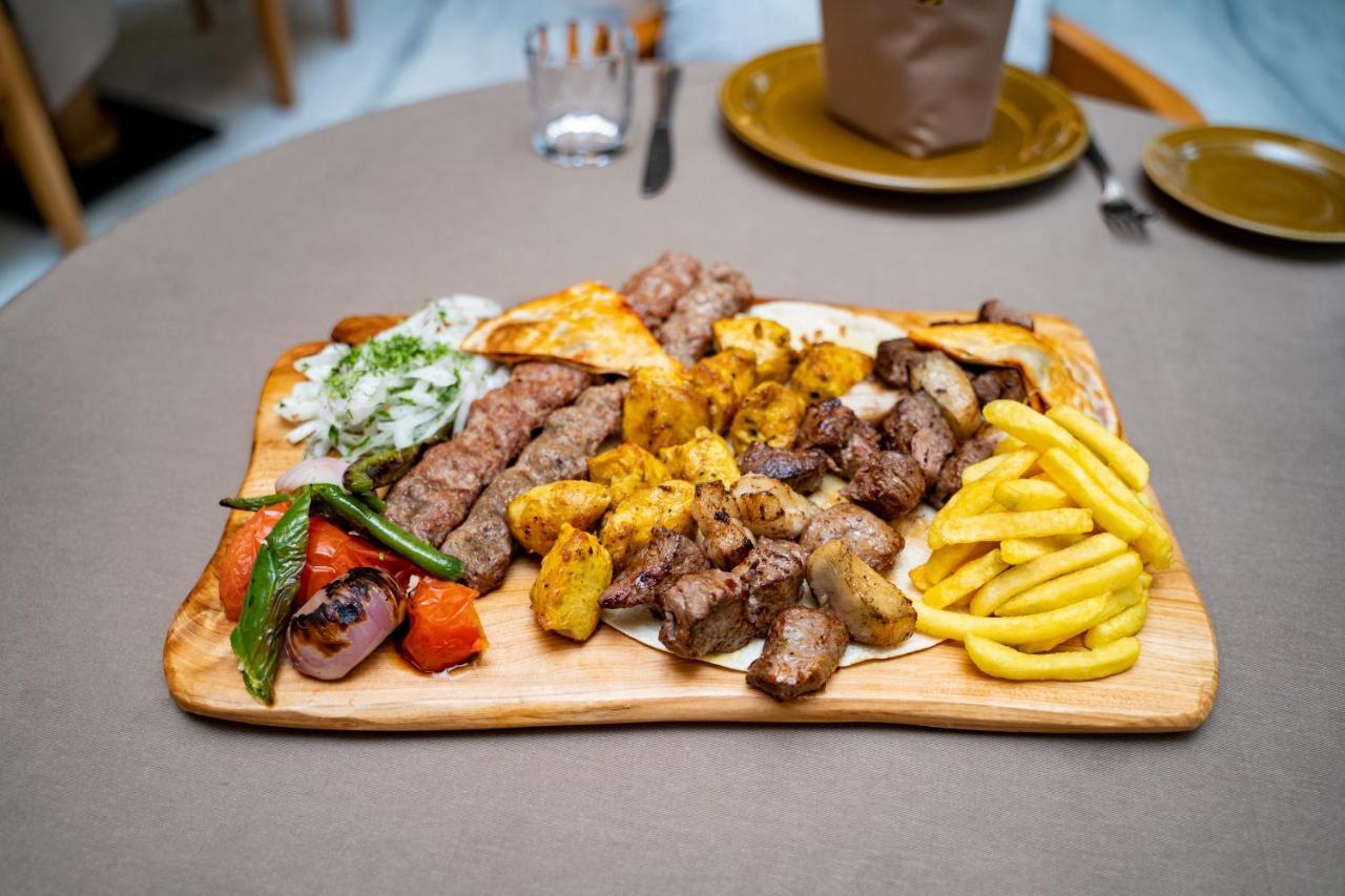 Luxe Grand Hotel Apartments Sharjah Exteriör bild Mixed grill