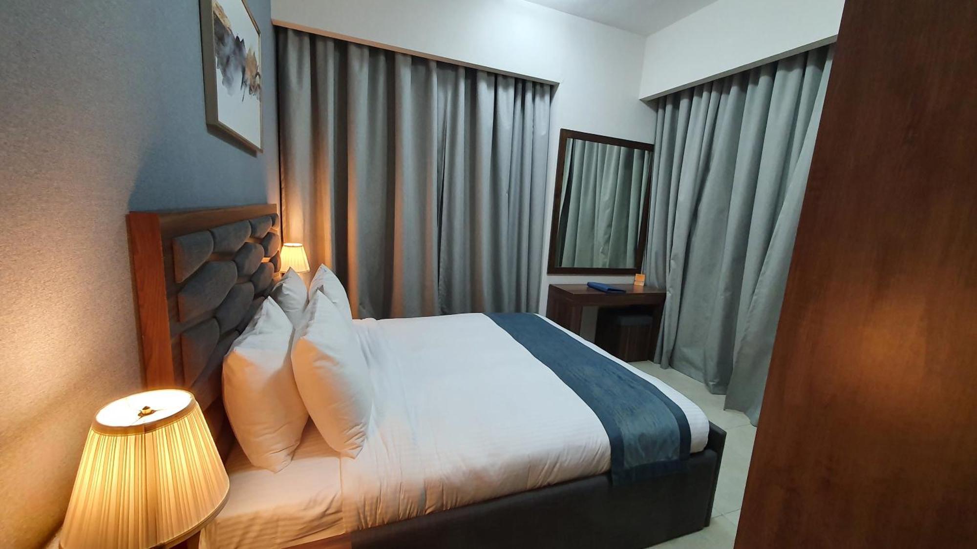 Luxe Grand Hotel Apartments Sharjah Exteriör bild A bedroom in a hotel